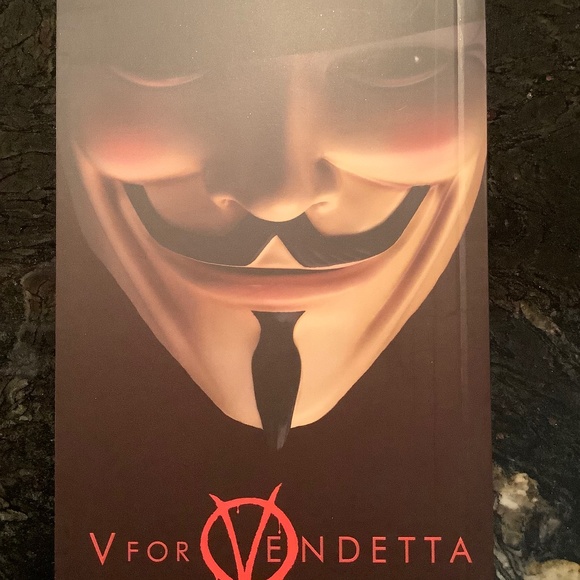 2005.  BATMAN BEGINS.  2 Disc Deluxe Edition.  Collectible 72 Page DC Comic. - Picture 3 of 6